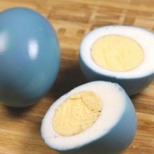 What makes this egg turn blue?